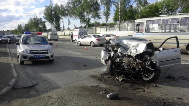  Под Первоуральском пьяный водитель BMW устроил страшную аварию из пяти машин. ФОТО - Фото 2