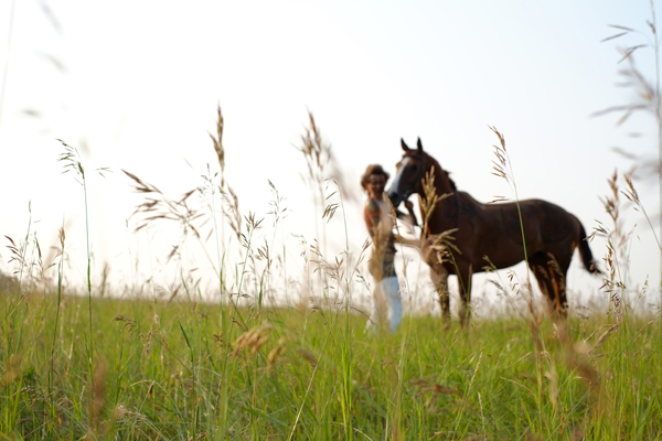 Девушки и лошади стали моделями для одной из самых необычных фотосессий - Фото 3