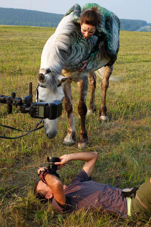 Девушки и лошади стали моделями для одной из самых необычных фотосессий - Фото 5