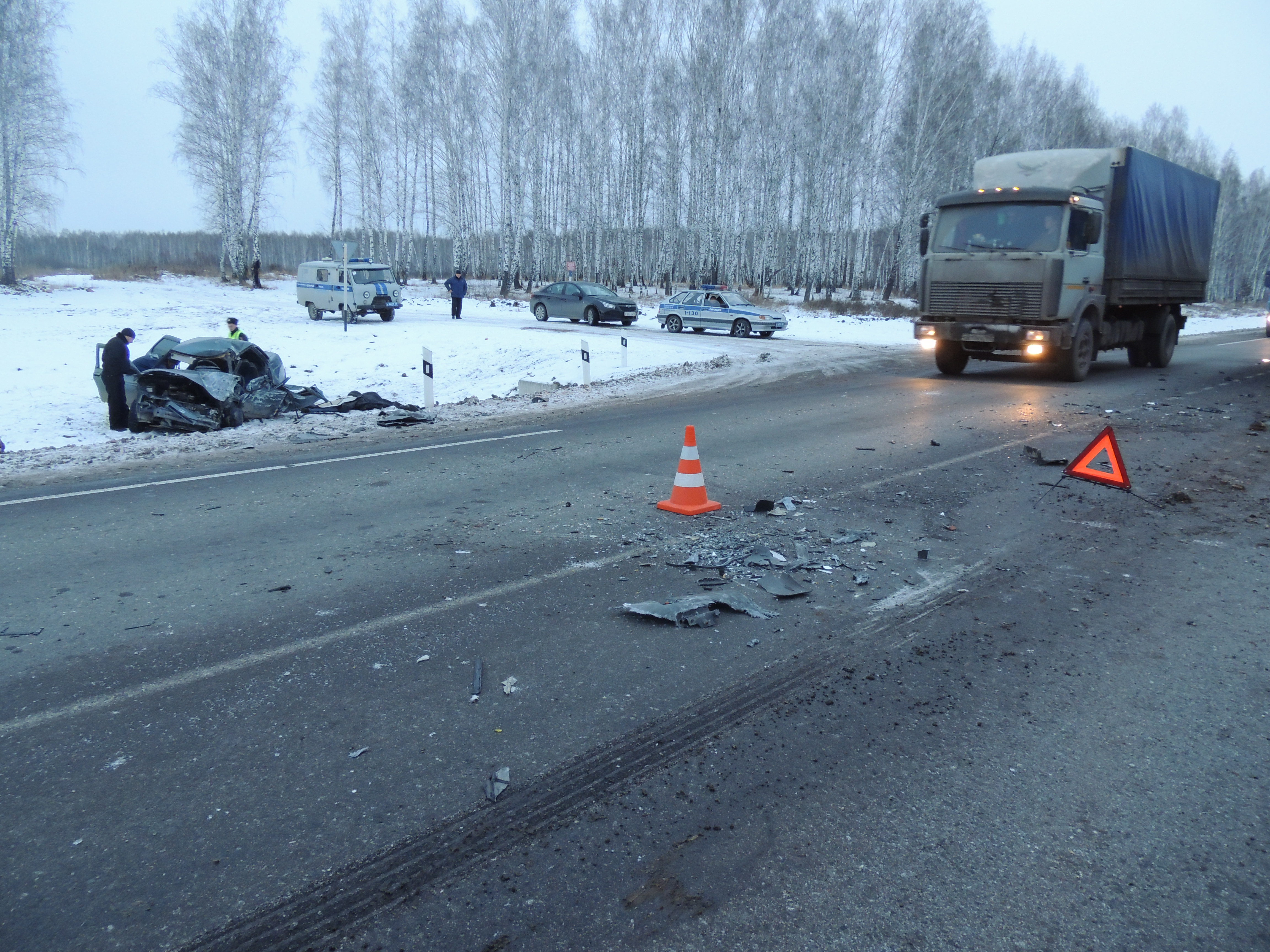 На трассе Екатеринбург-Тюмень водитель ВАЗа уснул и въехал в грузовик - Фото 2