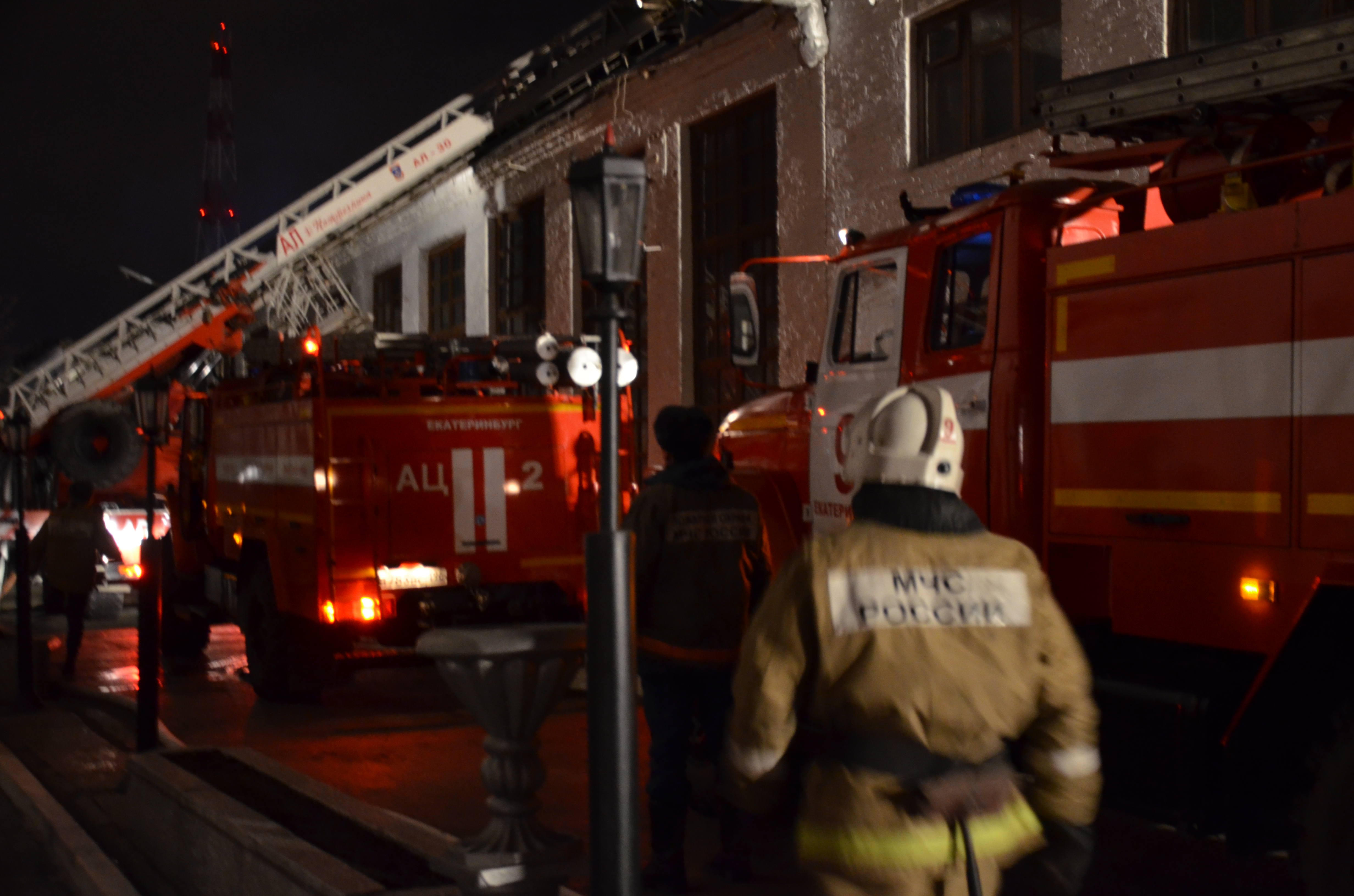 Пожар в ИК-2 в центре Екатеринбурга тушил городской гарнизон пожарной охраны в полном составе. ФОТО - Фото 3