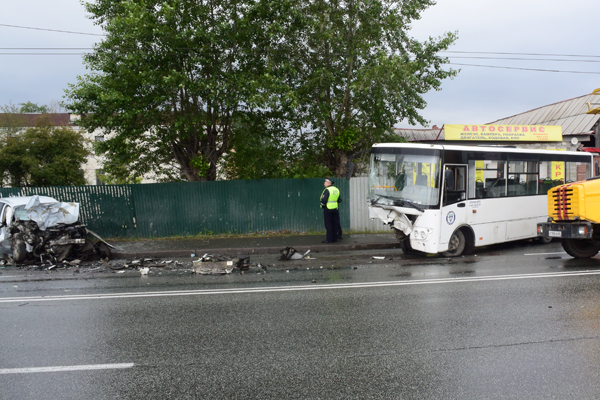 На улице Пархоменко в столкновении легковушки и автобуса пострадали четыре человека - Фото 4