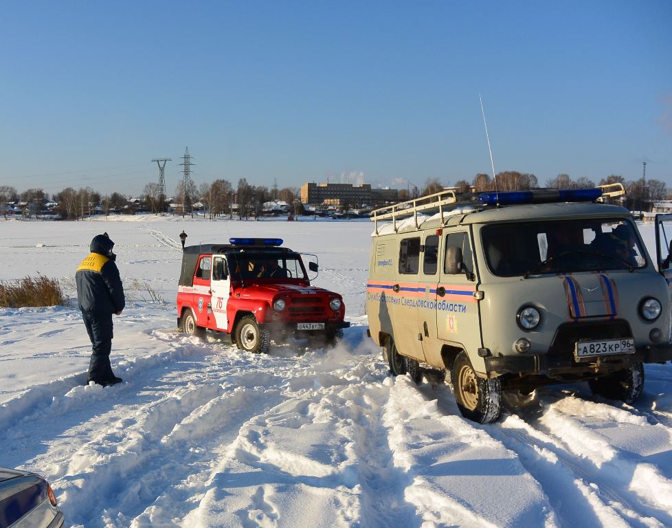 В Алапаевске машина с компанией парней провалилась под лед. Один из пассажиров погиб. ФОТО - Фото 2