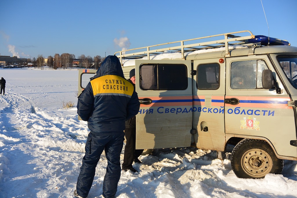 В Алапаевске машина с компанией парней провалилась под лед. Один из пассажиров погиб. ФОТО - Фото 4