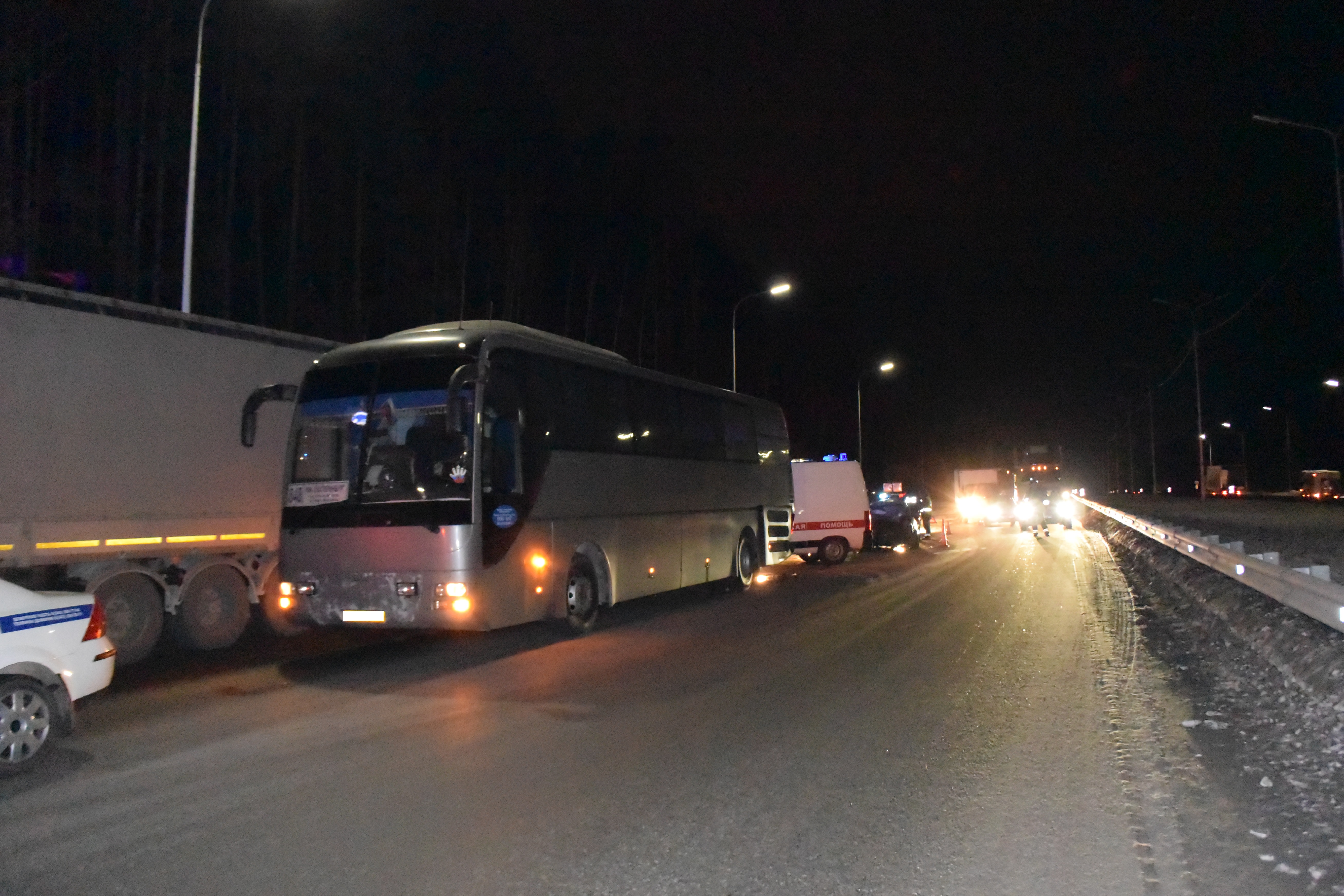 На Московском тракте «Лада Приора» догнала автобус. Пострадали два человека. ФОТО - Фото 3