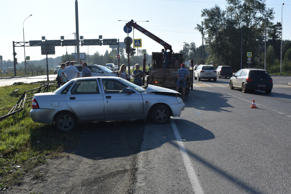 Четыре человека пострадали в ДТП на перекрестке Объездной дороги и Чусовского тракта - Фото 2