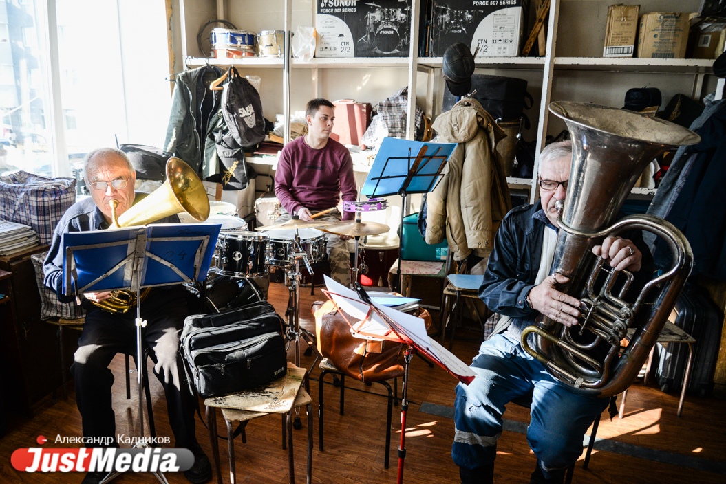 Здесь только взрослые мальчики. Старшему - 81 год. JustMedia.ru побывал на репетиции духового оркестра, которым руководит незрячий музыкант. ФОТО, ВИДЕО - Фото 24