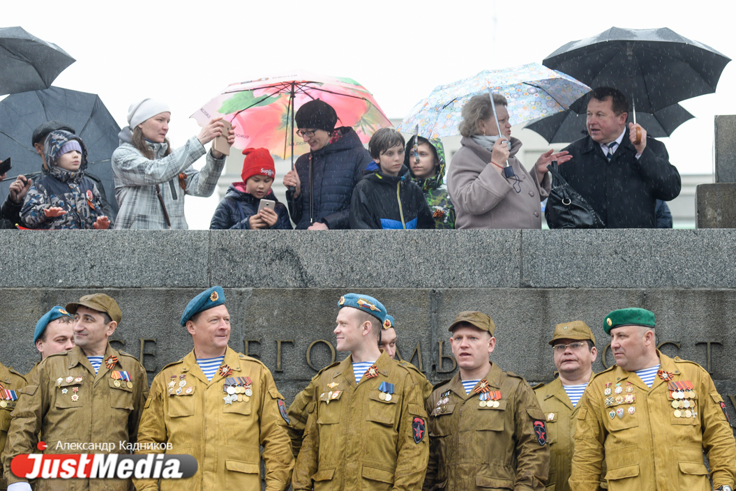 Под дождем и без авиации: как в Екатеринбурге прошел парад Победы. ФОТО - Фото 2