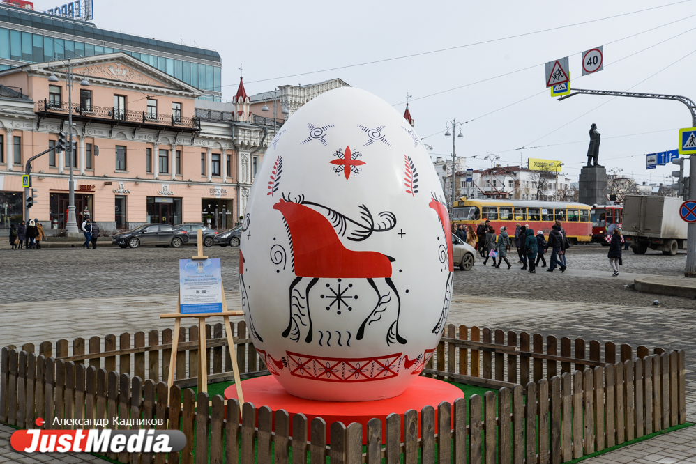 В центре Екатеринбурга появились трехметровые пасхальные яйца. Смотрим реакцию людей на красоту. ФОТО  - Фото 4