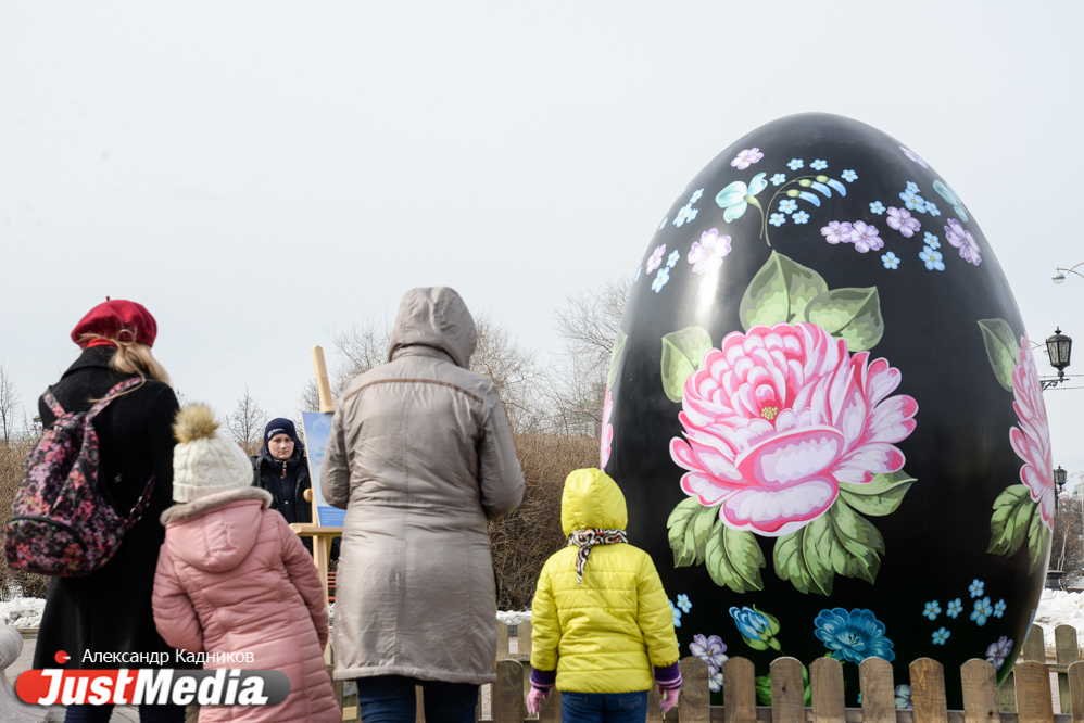 В центре Екатеринбурга появились трехметровые пасхальные яйца. Смотрим реакцию людей на красоту. ФОТО  - Фото 11