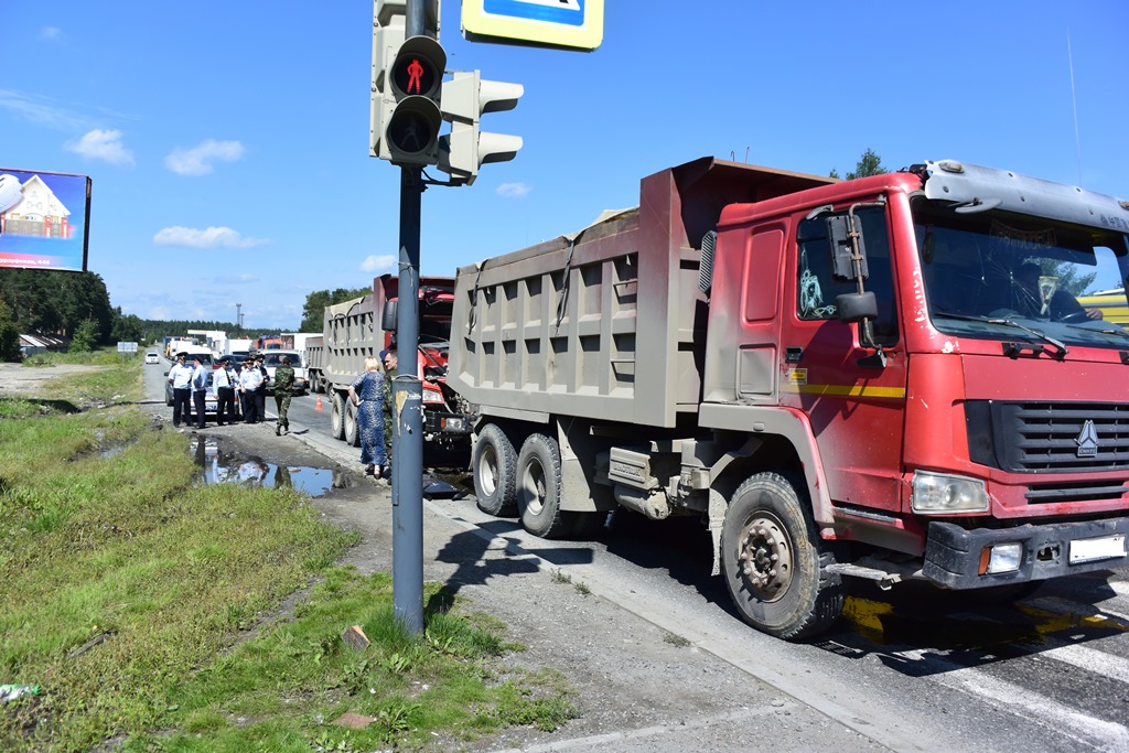 На Московском тракте в столкновении двух грузовиков погиб человек - Фото 2