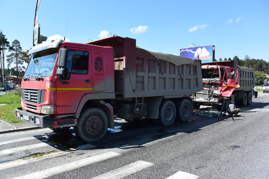 На Московском тракте в столкновении двух грузовиков погиб человек - Фото 3