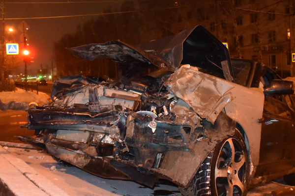 В Екатеринбурге «Приора» столкнулась с инкассаторским автомобилем. Пострадали четыре человека - Фото 3