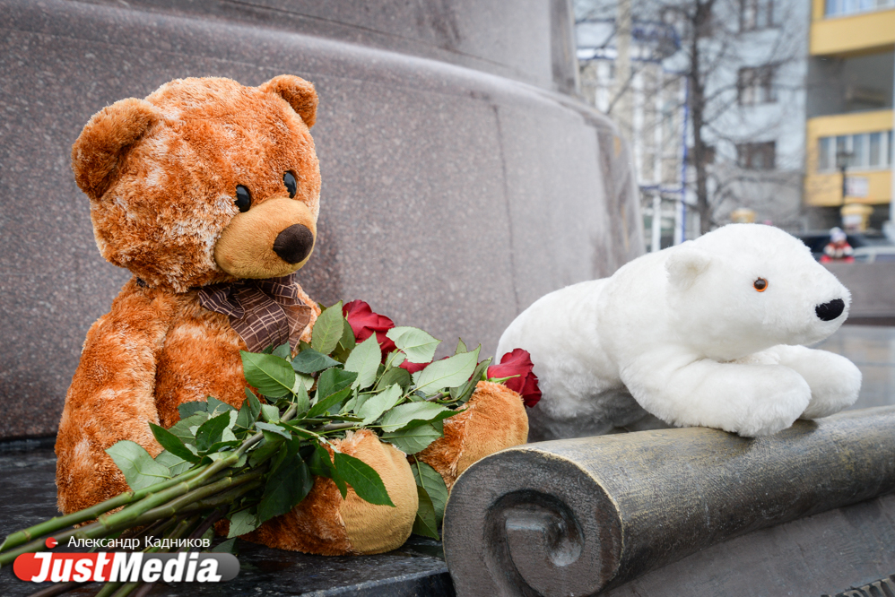 «Чем дети хуже Брежнева и Андропова?» Екатеринбуржцы вышли на траурный митинг по погибшим в Кемерове - Фото 6