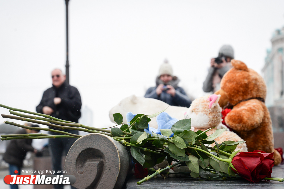 «Чем дети хуже Брежнева и Андропова?» Екатеринбуржцы вышли на траурный митинг по погибшим в Кемерове - Фото 2