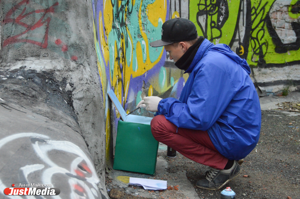«Первым делом пострадал мой подъезд». Екатеринбургский граффитчик рассказал о проблемах с законом и о том, почему уличные художники меняют стены на холсты - Фото 4