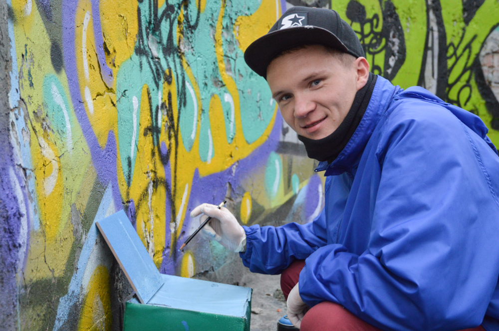 Житель Екатеринбурга подаст заявку в Книгу рекордов России, как автор самого маленького граффити в стране - Фото 3