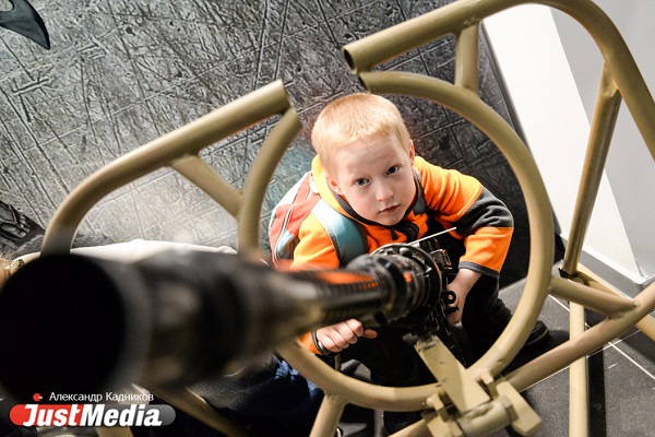 Особенным детям Свердловской области показали уникальное историческое оружие и военную технику - Фото 7
