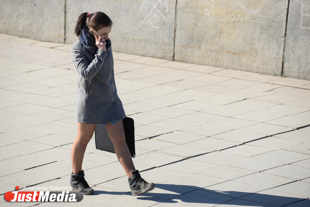 Короткие юбки и солнцезащитные очки. Вспоминаем с JustMedia.ru первый почти летний денек в Екатеринбурге. ФОТОРЕПОРТАЖ - Фото 8
