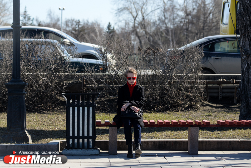 Короткие юбки и солнцезащитные очки. Вспоминаем с JustMedia.ru первый почти летний денек в Екатеринбурге. ФОТОРЕПОРТАЖ - Фото 7
