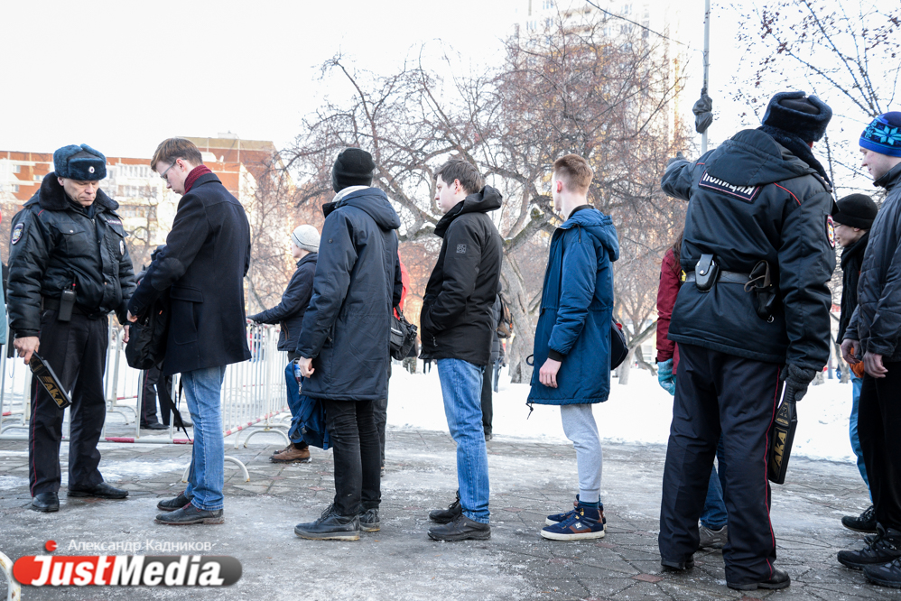Екатеринбуржцы собрались на митинг за прямые выборы мэра перед решающим заседанием заксобрания. ФОТО - Фото 3