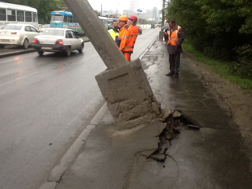 Упавший столб на Макаровском мосту парализовал движение транспорта - Фото 2
