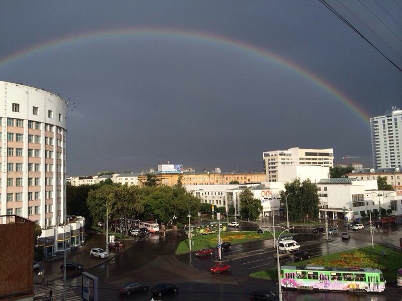 Жители Екатеринбурга устроили фотосессию радуге - Фото 9
