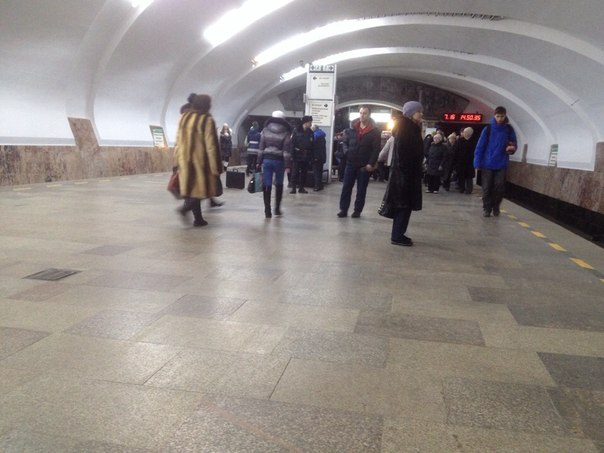 В Екатеринбурге полицейские оцепили станцию метро Уралмаш  - Фото 2
