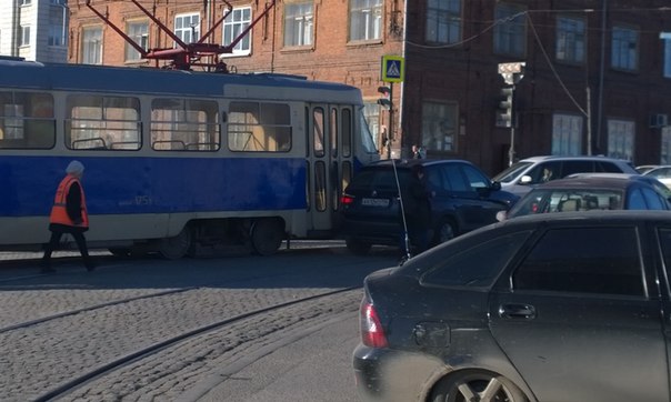 В центре Екатеринбурга трамвай протаранил кроссовер BMW  - Фото 3