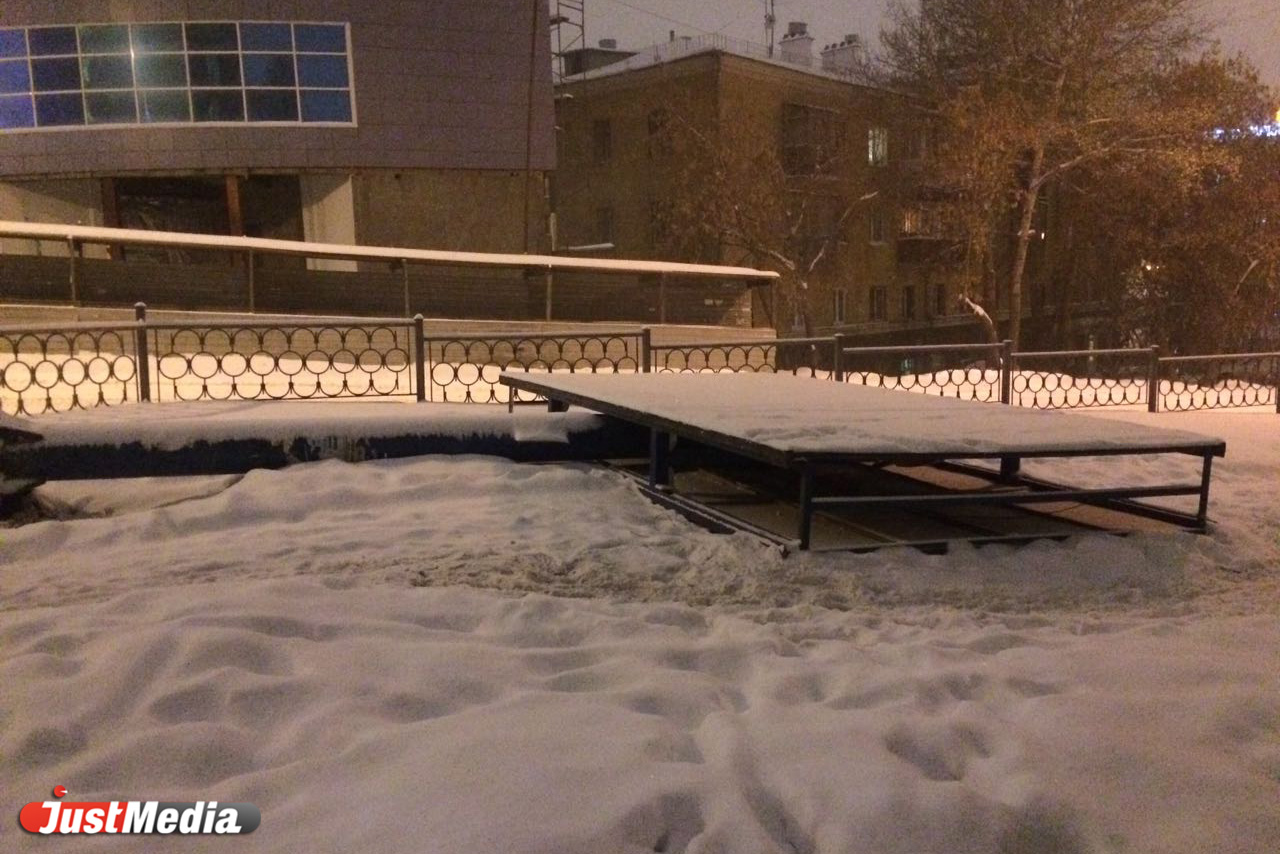 В центре Екатеринбурга снежный шторм с корнем вырвал рекламный щит - Фото 3