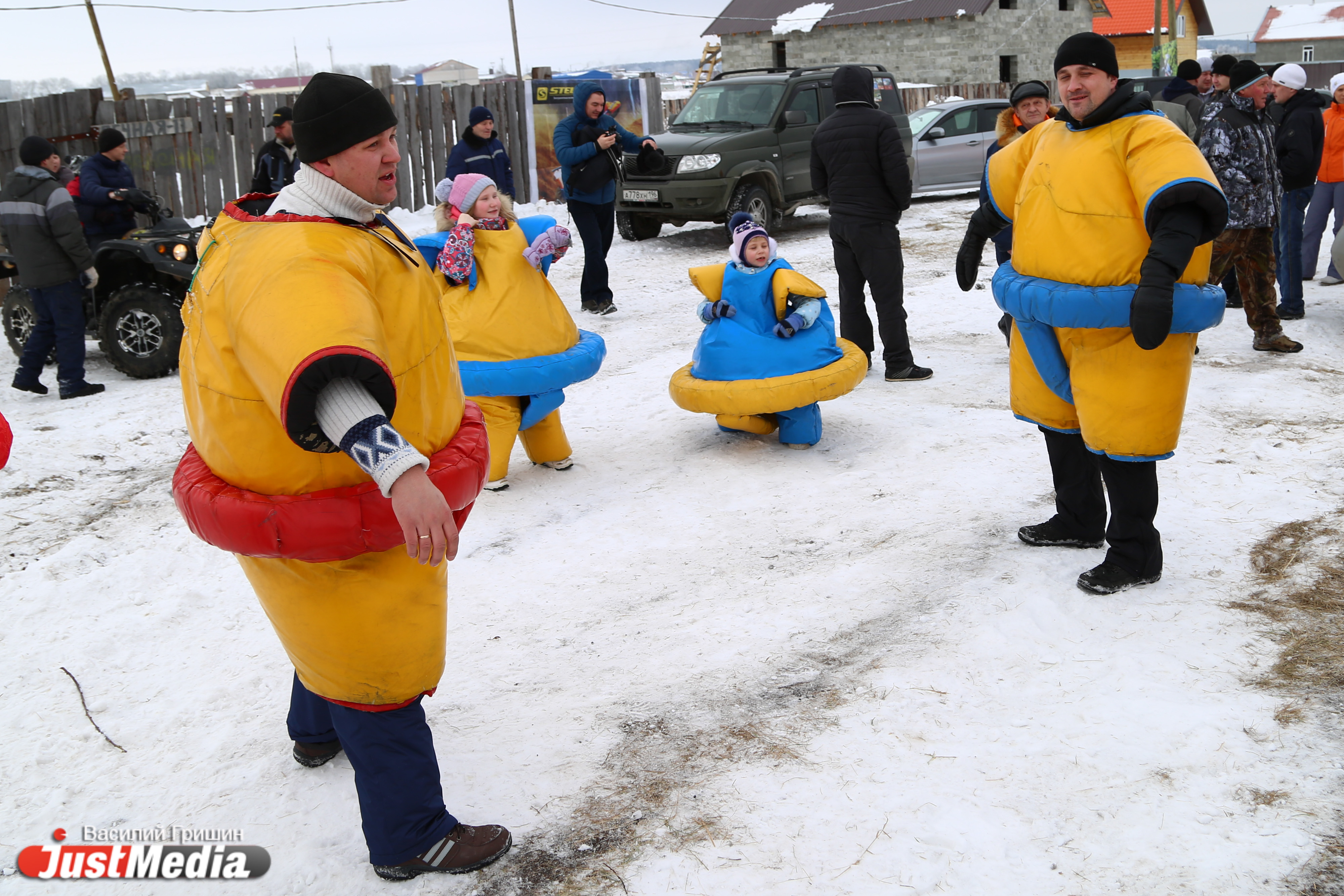 Шум мотора, музыка и детский смех: в поселке Белоярский прошла презентация снегохода «Ермак» - Фото 8