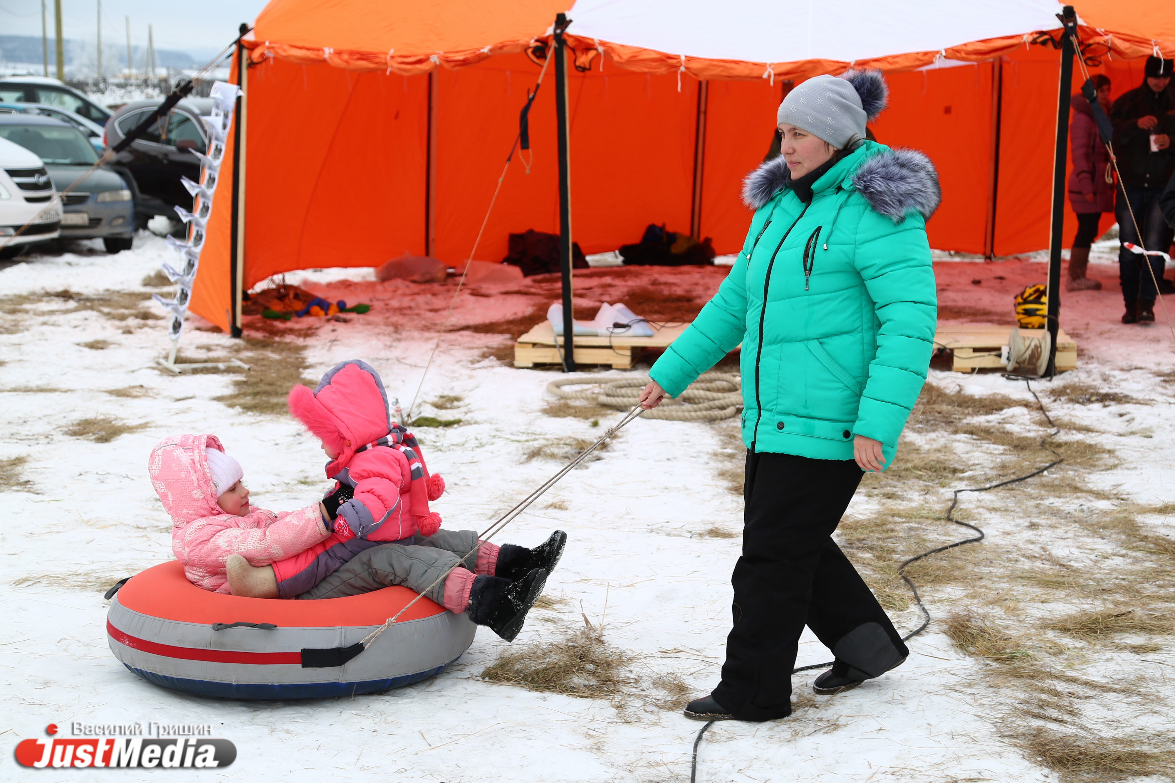 Шум мотора, музыка и детский смех: в поселке Белоярский прошла презентация снегохода «Ермак» - Фото 9