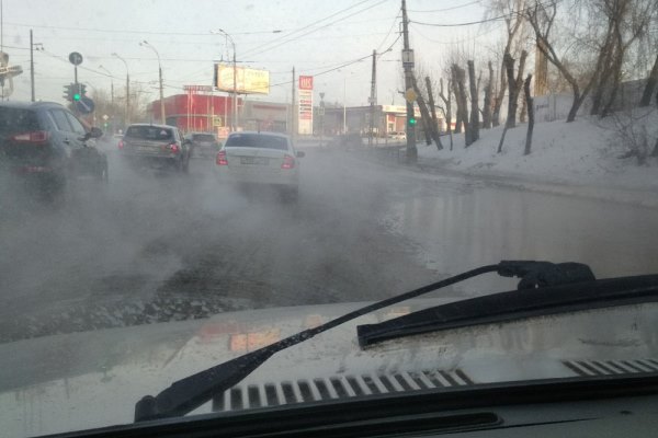 Трубы не выдержали холодов. В Екатеринбурге горячей водой затопило центр города - Фото 3