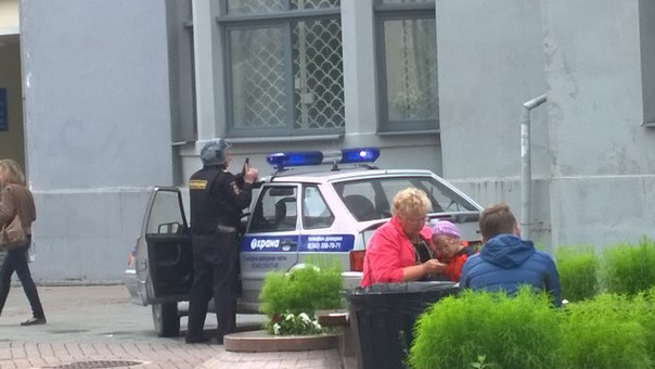 Вооруженные полицейские оцепили здание банка в центре Екатеринбурга - Фото 2