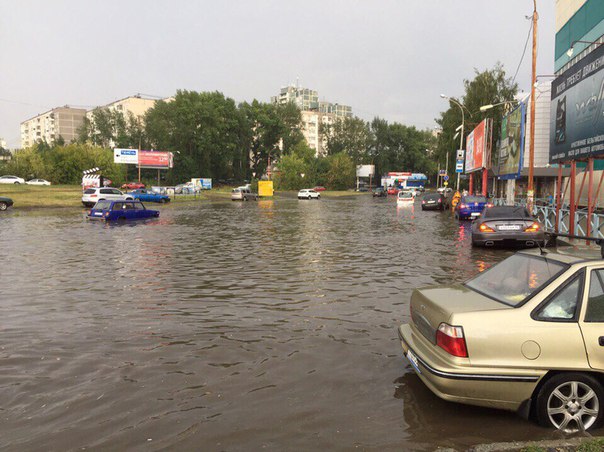 После грозы центр и несколько микрорайонов Екатеринбурга ушли под воду. ФОТО - Фото 6