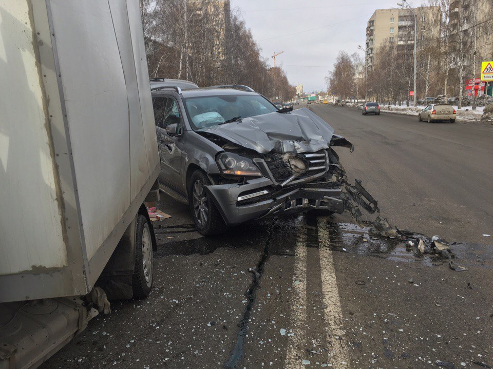 На Шаумяна серьезное ДТП. Mercedes врезался в грузовую «Газель» - Фото 2