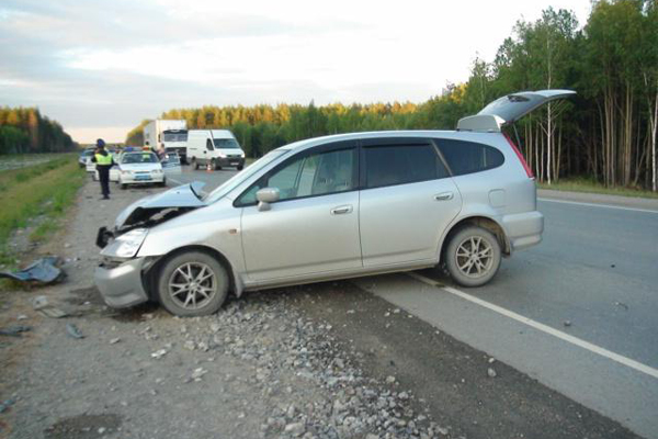 На автодороге Екатеринбург—Тюмень столкнулись две иномарки. Пострадали три человека - Фото 3