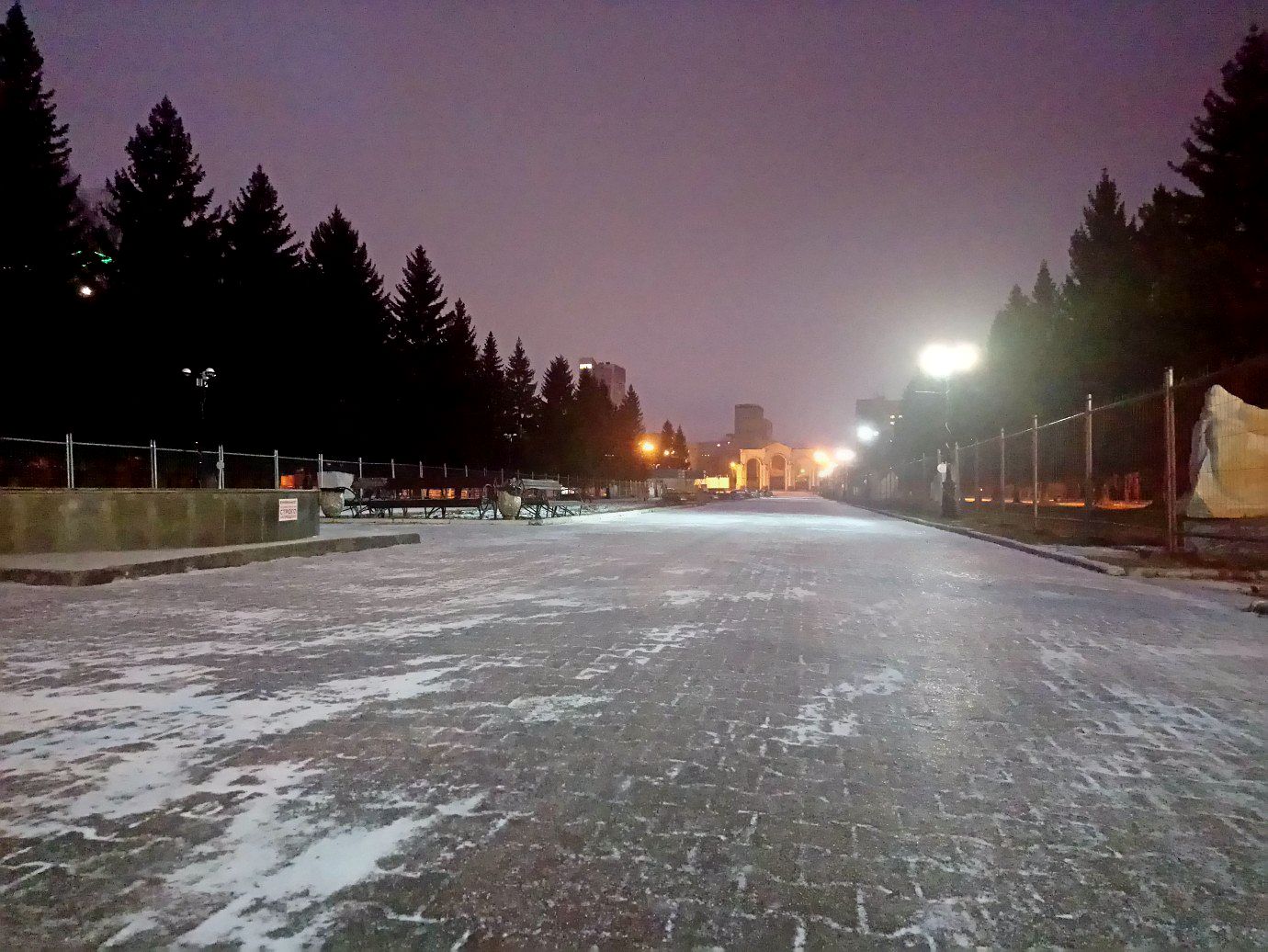 В Екатеринбурге в парке Маяковского начали заливать каток - Фото 2
