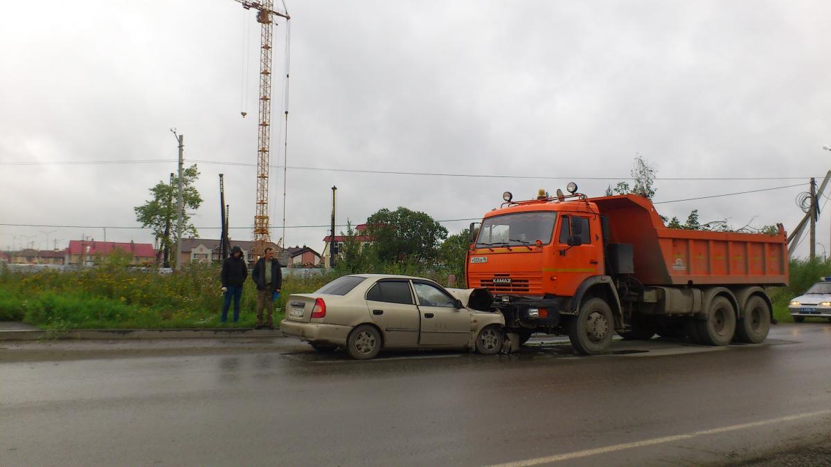 В Екатеринбурге водитель грузовика угодил под КамАЗ. Есть пострадавшие - Фото 3