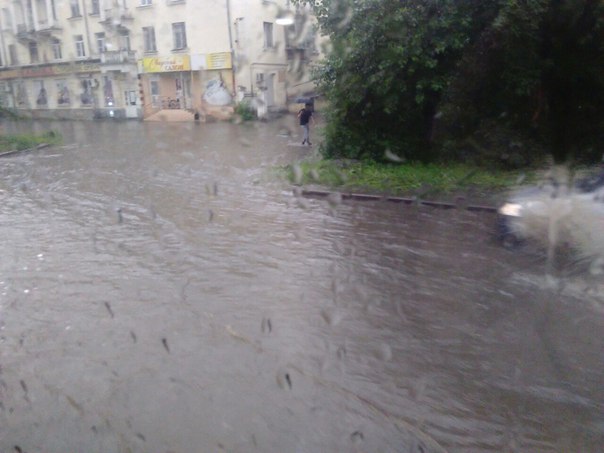 Потоп перезагрузка: улицы Екатеринбурга снова затопило дождевой водой - Фото 2