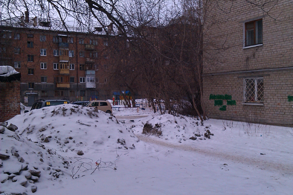 УК Екатеринбурга не вывозят убранный снег из дворов из-за жадности горожан  - Фото 4