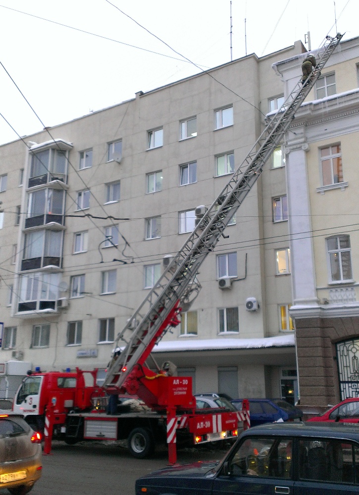Неожиданно! В Екатеринбурге сегодня сосульки с крыши сбивали с помощью пожарной машины - Фото 2