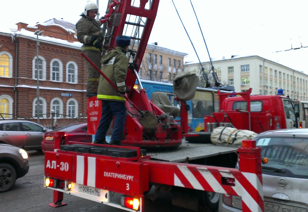 Неожиданно! В Екатеринбурге сегодня сосульки с крыши сбивали с помощью пожарной машины - Фото 3