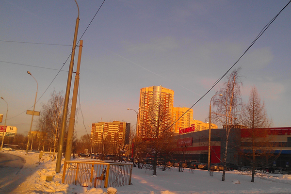 В Екатеринбурге на Ботанике провисший провод мешает пешеходам переходить дорогу - Фото 2