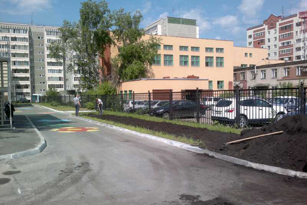 В Екатеринбурге полицейские помогли работникам детского сада благоустроить территорию - Фото 3