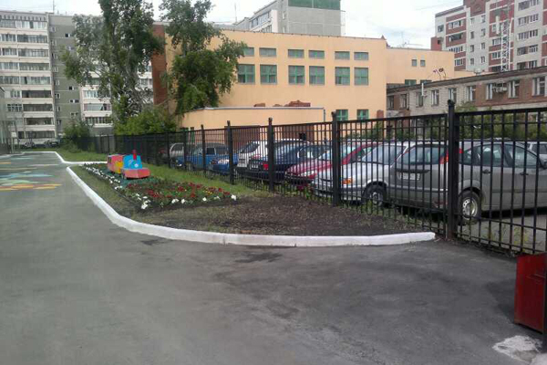 В Екатеринбурге полицейские помогли работникам детского сада благоустроить территорию - Фото 4