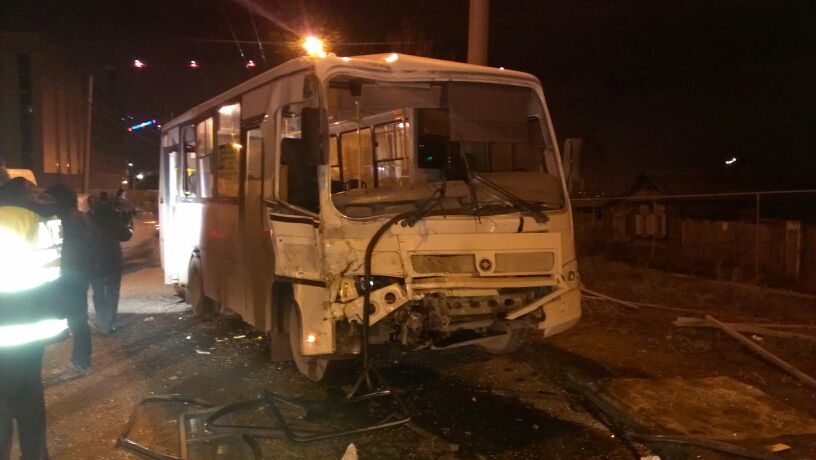 В Екатеринбурге девушка-водитель ВАЗа въехала во встречный автобус. Пострадали два человека - Фото 2
