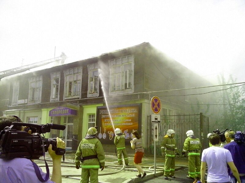 В центре Екатеринбурге горел двухэтажный деревянный дом  - Фото 3