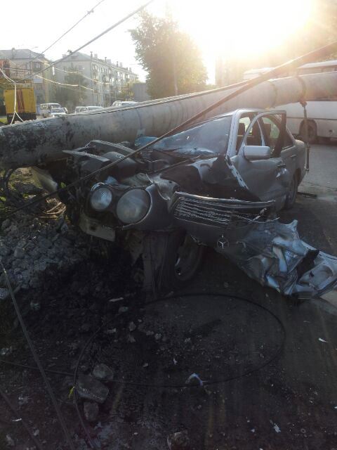 На Химмаше автоледи на «Мерседесе» снесла бетонный столб. Девушку ввели в искусственную кому - Фото 5