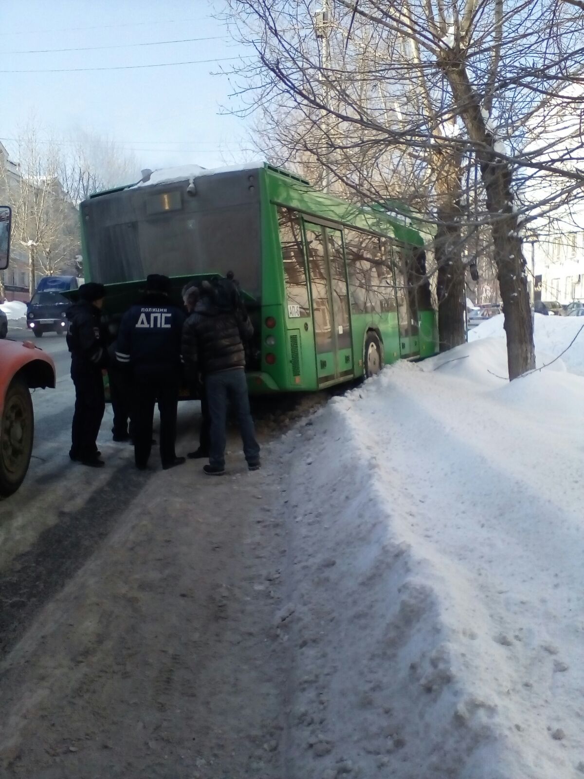 В Екатеринбурге водитель автобуса потерял сознание и снес дерево. Пострадали три человека - Фото 5
